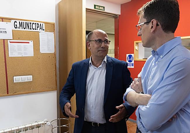 Luis Vélez y Pedro Herrero, concejales del PSOE en el Ayuntamiento, antes de la asamblea.