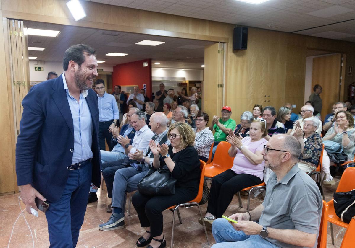 Óscar Puente entra en la sede del PSOE provincial.