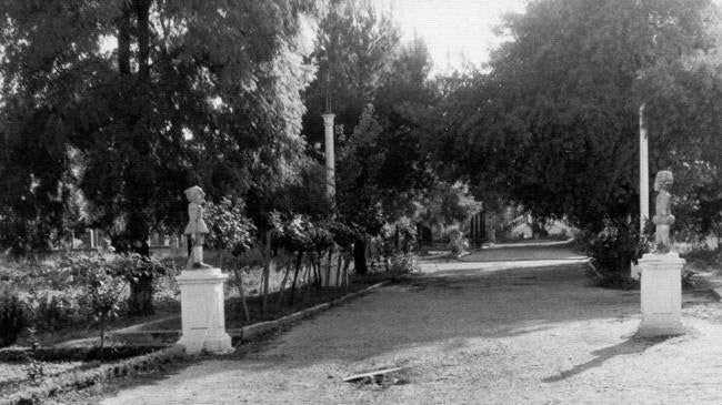 Imagen antes - La plaza de Poniente en 1974 y detalle de la estatuilla de Pipo en sus jardines (años 30 del siglo XX).