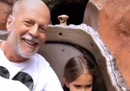 Bruce Willis en el parque de atracciones de Disney, con su hija.