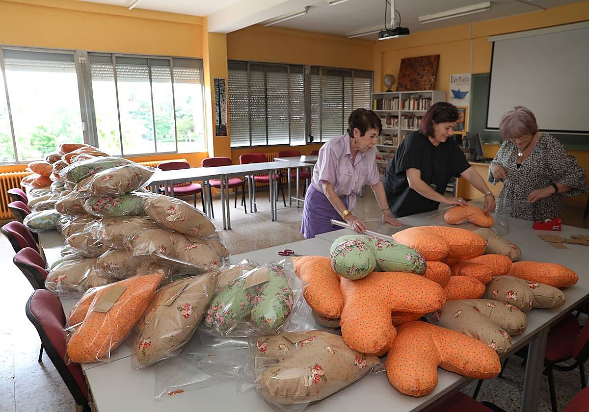 Voluntarias empaquetan los corazones solidarios en una de las aulas de la UPP.