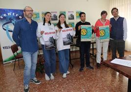 Javi del Valle, María del Valle e Irene Pascual, del grupo de teatro La Salle, junto con el gerente de la Villa San José, Demetrio de la Fuente, y los usuarios, Estibaliz Olano y Aitor Guerra.