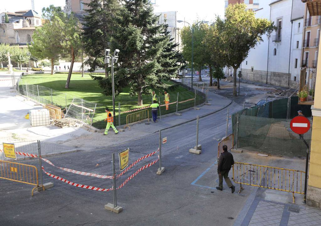 La calle Magaña cerrada al tráfico por unas obras.