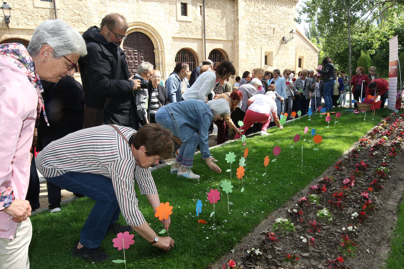 Plantación simbólica contra el maltrato a las personas mayores