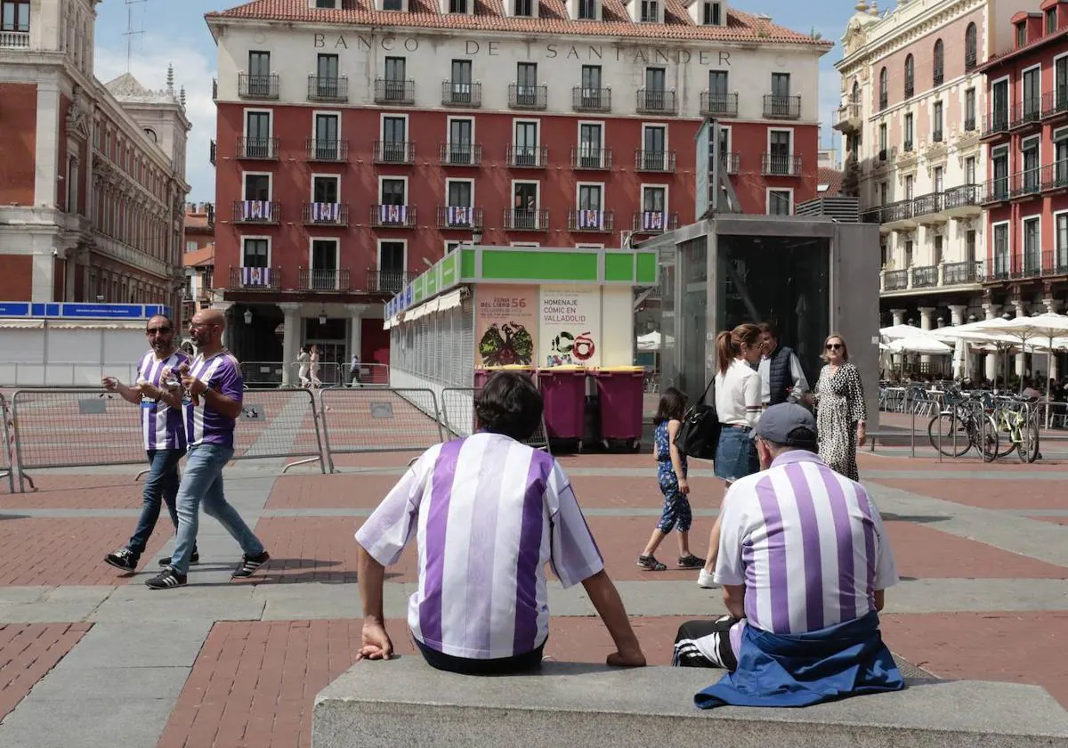 Dos aficionados del Real Valladolid, en la Plaza Mayor de la ciudad el pasado domingo.