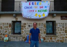 Rubén Cantalejo, en la plaza de La Losa, con la pancarta desplegada durante su homenaje.