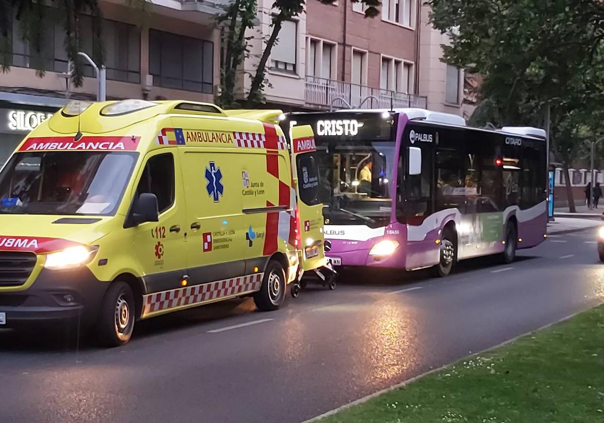 La ambulancia, delante del autobús, parados en Manuel Rivera.