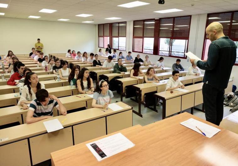 Examen en el primer día de la EBAU en el Aulario de la UVa.