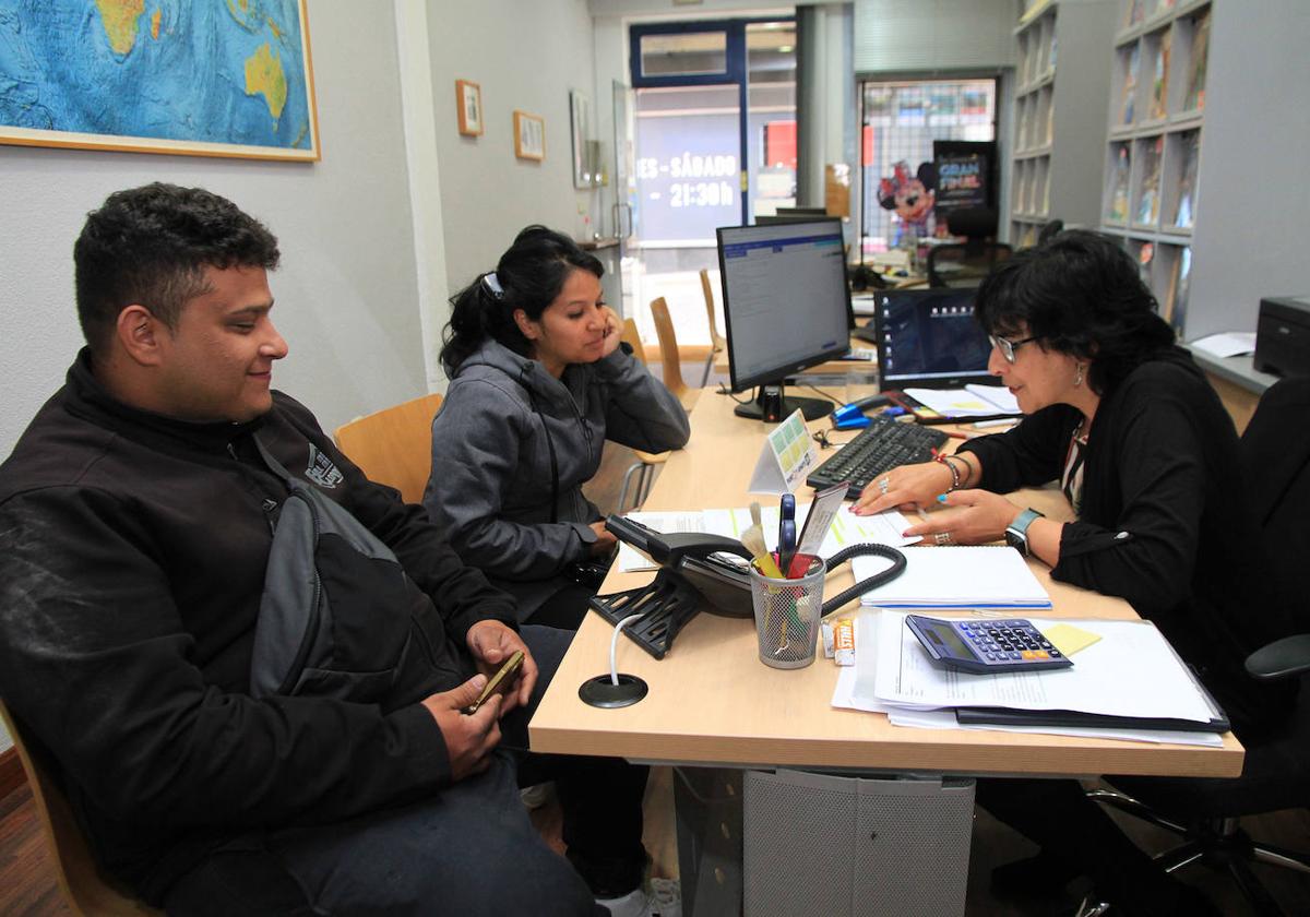 Unos clientes son asesorados en una agencia de viajes de Segovia.