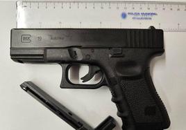 La pistola que portaba el hombre denunciado.