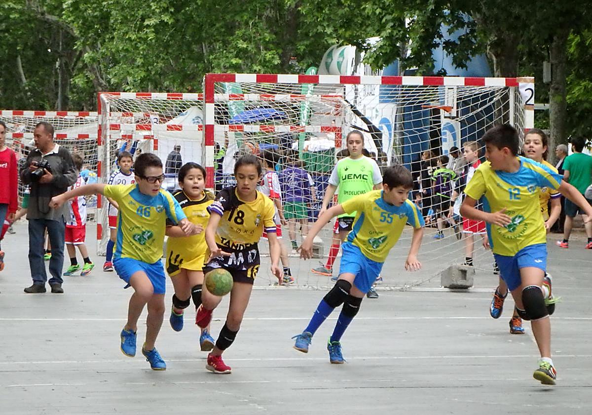 Un partido de la edición anterior del Día del Balonmano en la Calle.