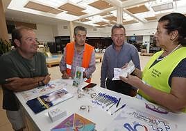Mesa informativa de los donantes de órganos en Las Huertas.