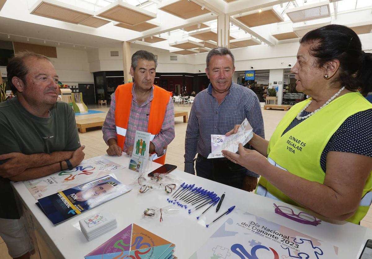 Mesa informativa de los donantes de órganos en Las Huertas.