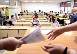 Varios estudiantes, en el Aulario de la Universidad de Valladolid, antes de realizar la prueba de la EBAU.