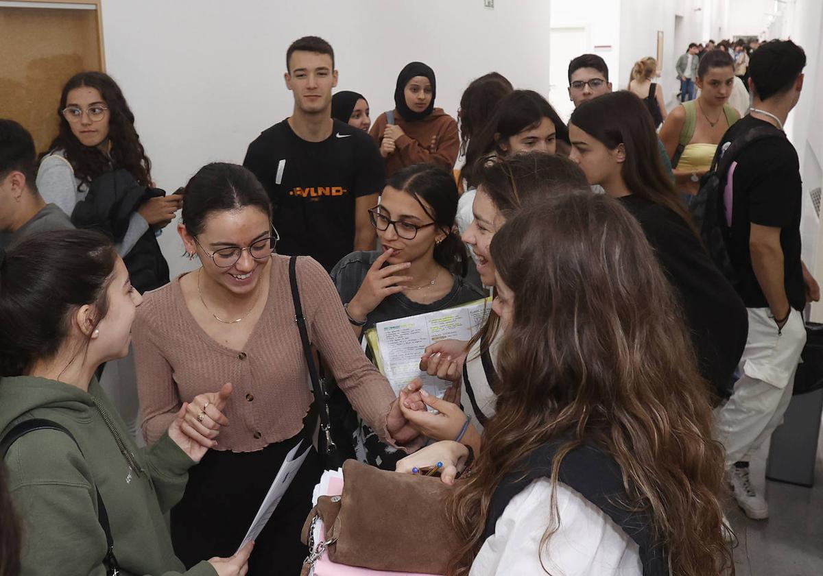 Un grupo de estudiantes conversa tras el primer examen de la EBAU.