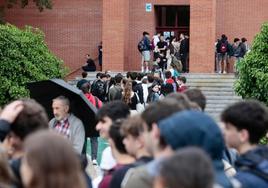 Varios estudiantes, en el Aulario de la Universidad de Valladolid, antes de realizar la prueba de la EBAU.