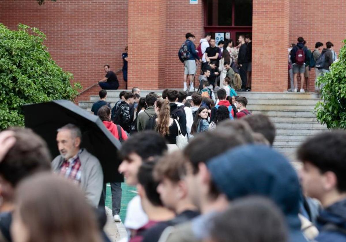 Varios estudiantes, en el Aulario de la Universidad de Valladolid, antes de realizar la prueba de la EBAU.