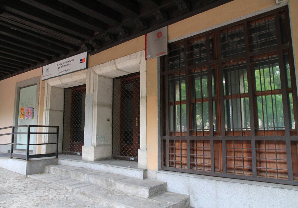 Entrada a la antigua Escuela Universitaria de Informática, en la plaza de Santa Eulalia.