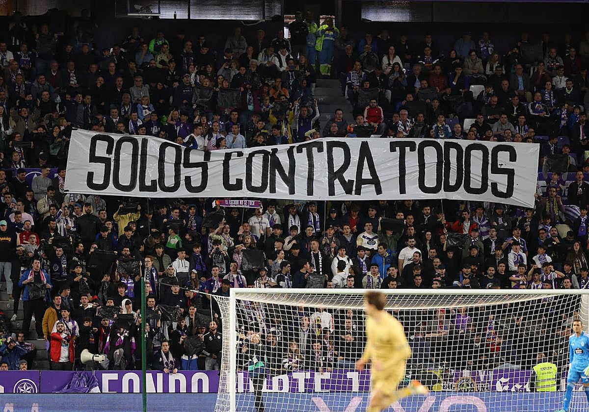 Pancarta del Fondo Norte en el partido entre Real Valladolid y Barcelona.