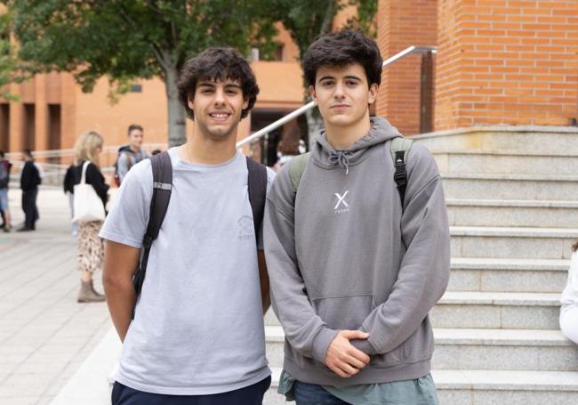 Juan Berazategui y Jaime Nogués a la salida del examen de Historia.