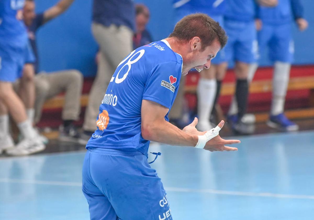 Miguel Camino celebra un gol con rabia frente al Sinfín.