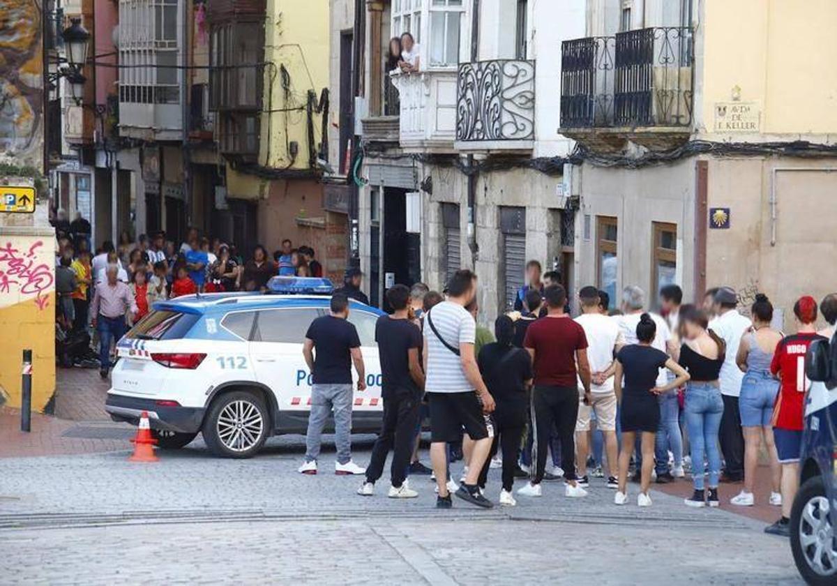 La Policía interviene en calmar los ánimos de la gente que se agolpó ante la casa del clan cuellarano en Miranda de Ebro para expulsarle de la localidad.