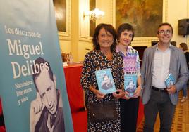 Elisa Delibes, Ana María Martínez y Emili Rosales, en la presentación del libro en el Círculo de Recreo.