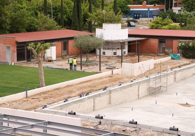 Imagen principal - Las obras en las piscinas de Riosol obligan a retrasar el plazo de apertura