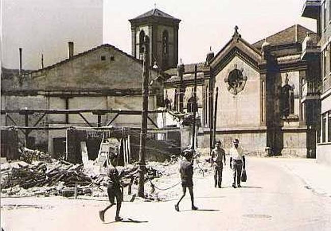 La calle Santa Lucía en los setenta, con la parte posterior de la iglesia de San Juan.