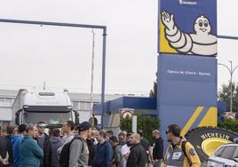Decenas de trabajadores de la factoría de Michelin Vitoria, ante la entrada de la fábrica el pasado lunes.