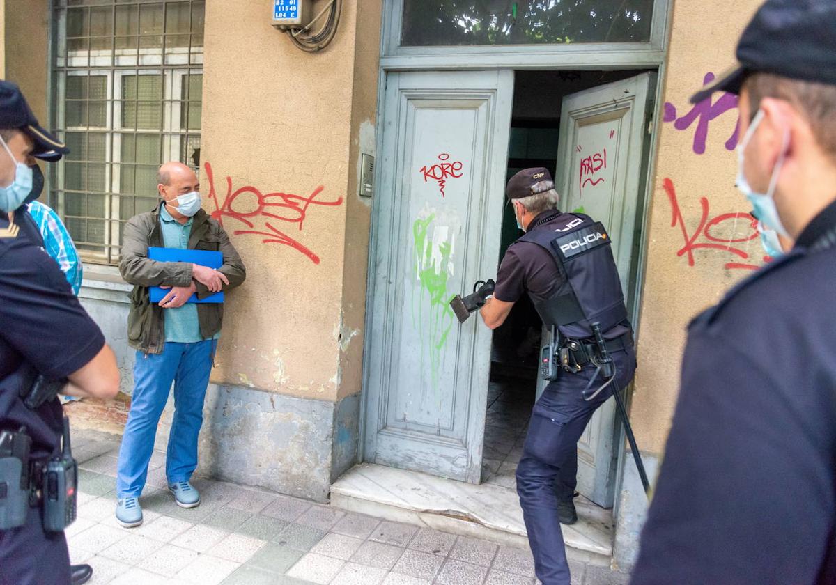 Intervención policial en una casa okupada en Palencia en 2021.