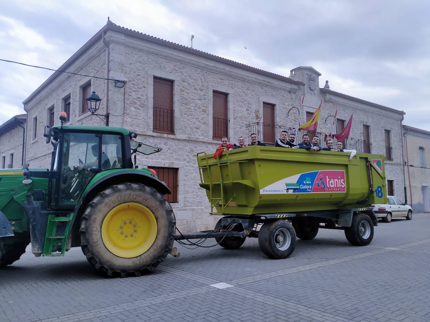 Corpus Christi con sombrero en Peñaflor