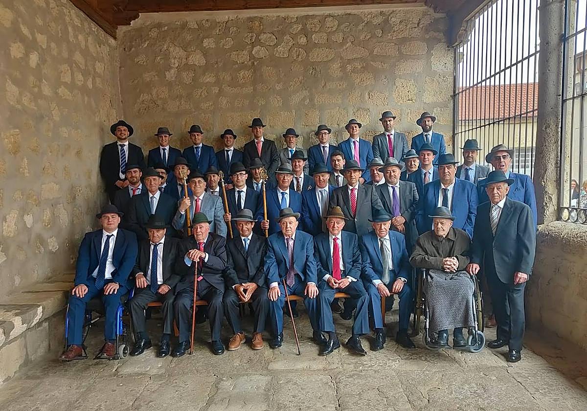 Hermanos de la Cofradía del Santísimo Sacramento y de la Misericordia con sus sombreros de ala ancha.