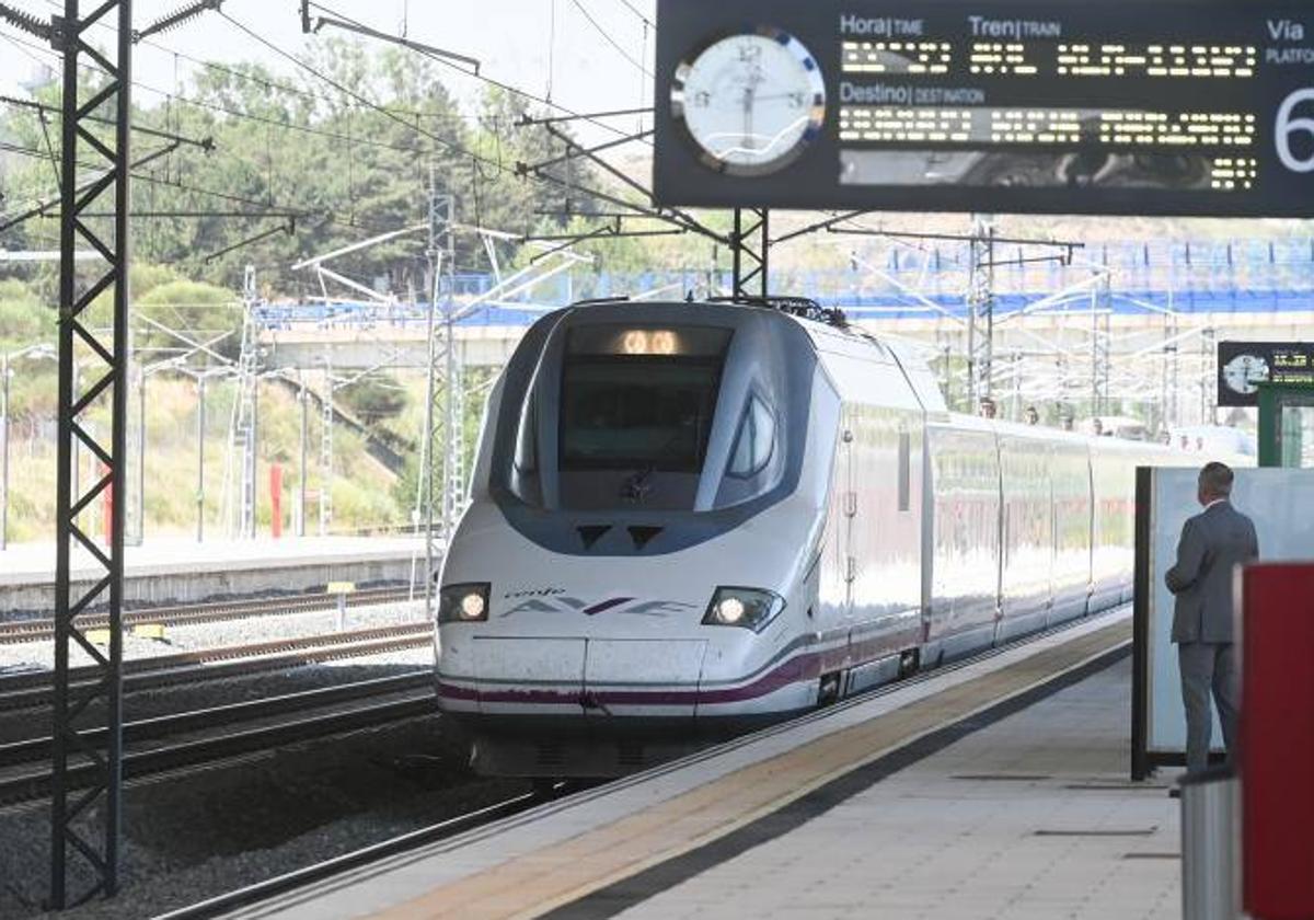 Un tren de la compañía Renfe en la estación de Valladolid.