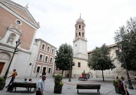 La plaza del Salvador, con la capilla de Las Esclavas (sin la cruz que destrozó un rayo) y la torre de la iglesia del Salvador.