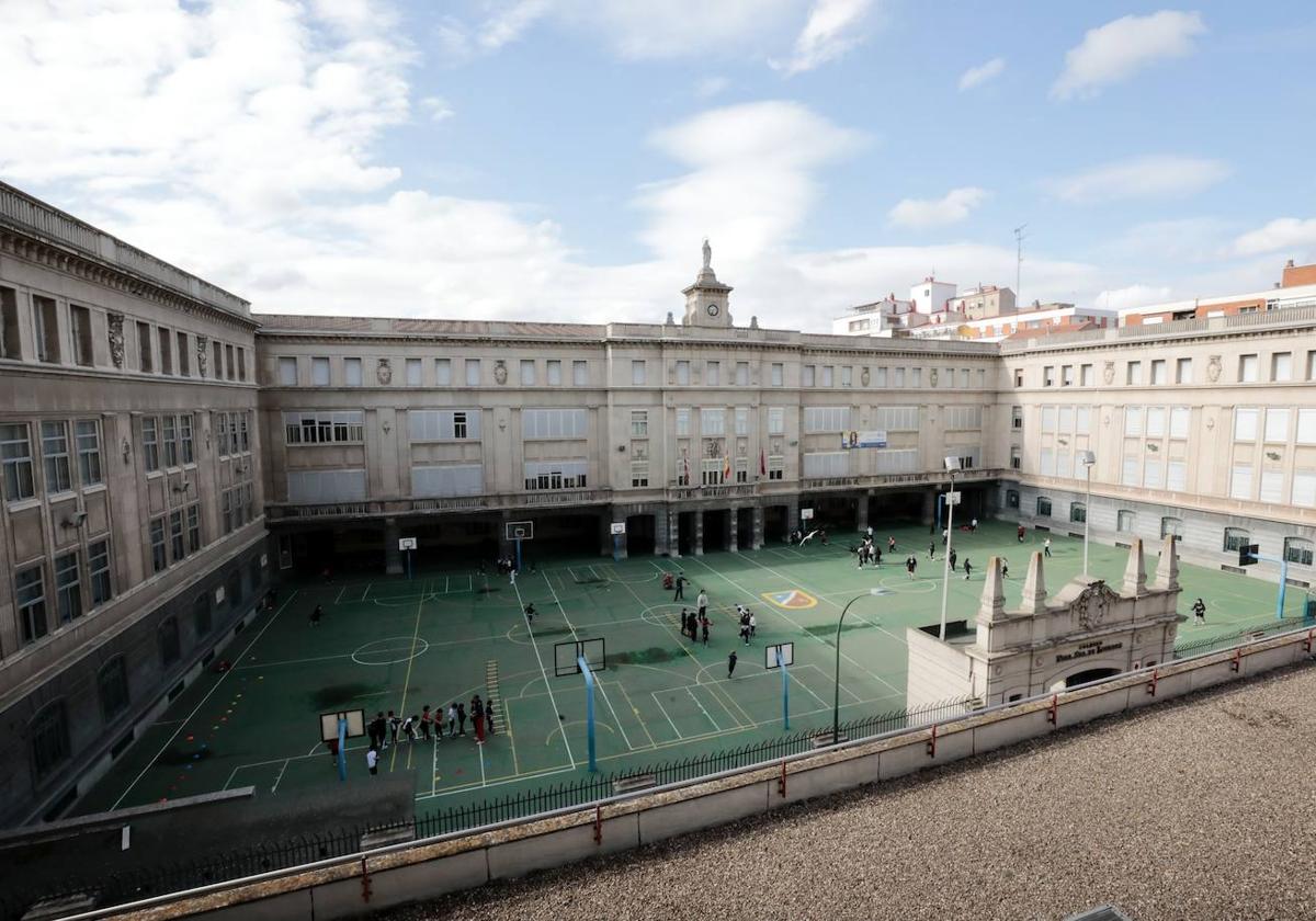 Patio del colegio Lourdes.