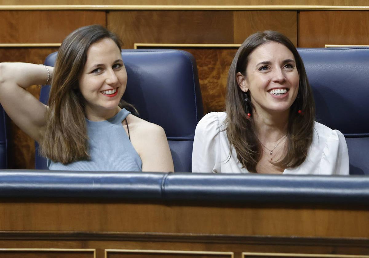 Las ministras de Derechos Sociales y Agenda 2030, Ione Belarra (i) e Igualdad, Irene Montero.