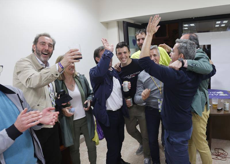 Dirigentes de Vamos Palencia celebran los resultados electorales.
