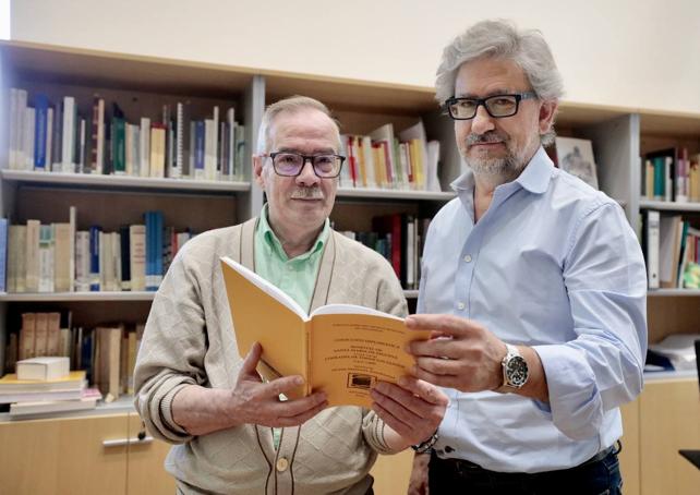 Víctor Arenzana junto a Eduardo Pedruelo, director del Archivo Municipal.