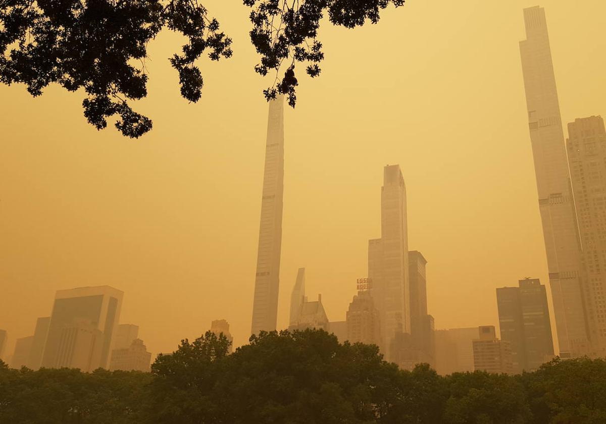 El humo de los incendios forestales canadienses envuelve los edificios cercanos a Central Park, en Nueva York.