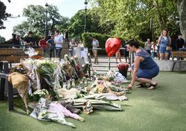 Homenaje con flores y peluches en el parque de la localidad de Annecy.