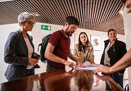 Varios representantes de la coalición acuden a registrar la coalición SUMAR en la Junta Electoral Central.