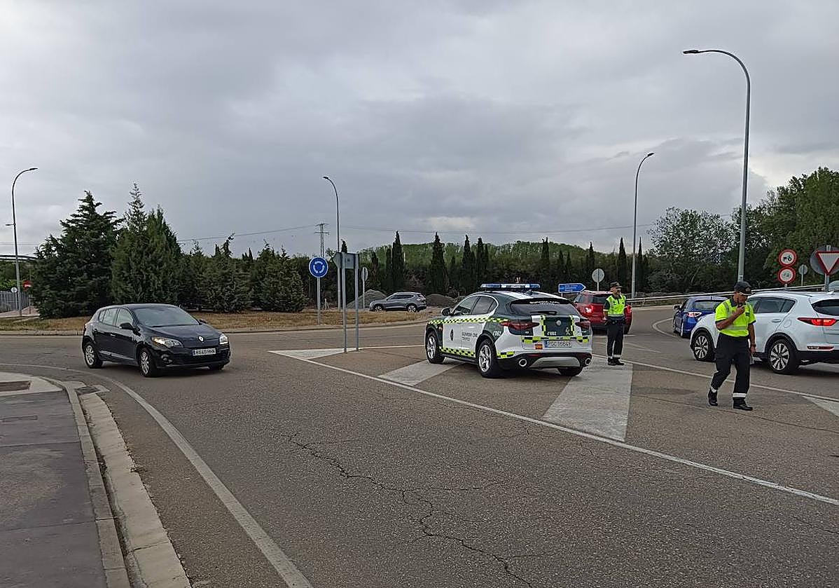Control de la Guardia Civil de Tráfico en la rotonda de Villalobón.