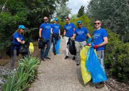 Voluntarios en el parque del Socayo, en la localidad vallisoletana de Arroyo.