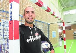 Alvarito, ayer, bajo una portería, en el pabellón de San Cristóbal.