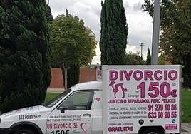 Una furgoneta-anuncio publicita divorcios baratos.