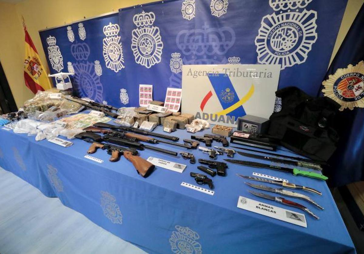 Droga, armas y material incautado durante la operación Santo.