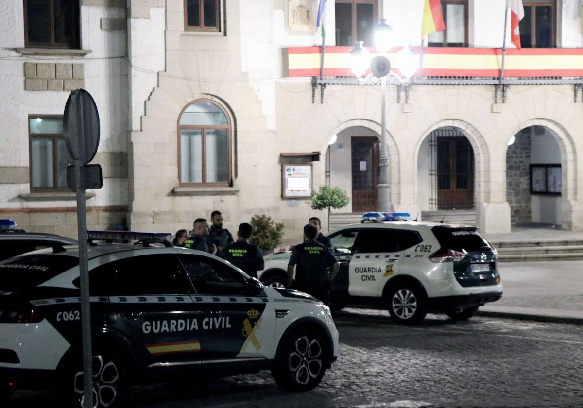 Agentes de la Guardia Civil en el dispositivo de búsqueda que se activó el martes por la noche en El Espinar.