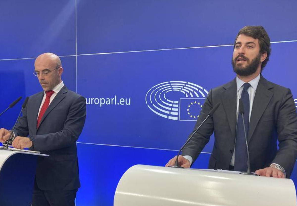 Juan García-Gallardo (derecha), este jueves en el Parlamento Europeo junto a Jorge Buxadé.