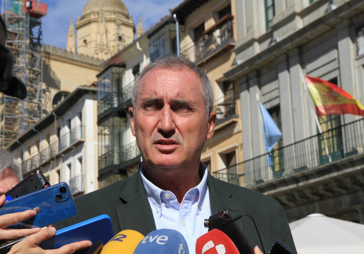 José Mazarías atiende a los medios, este viernes, en la Plaza Mayor.